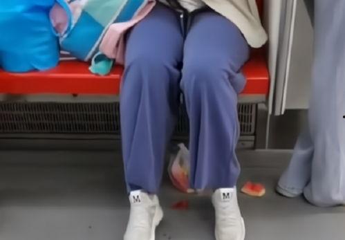 占座女吃瓜,揭秘校园霸凌背后的真相