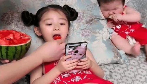 儿子恋爱父母吃瓜,父母化身“吃瓜群众”